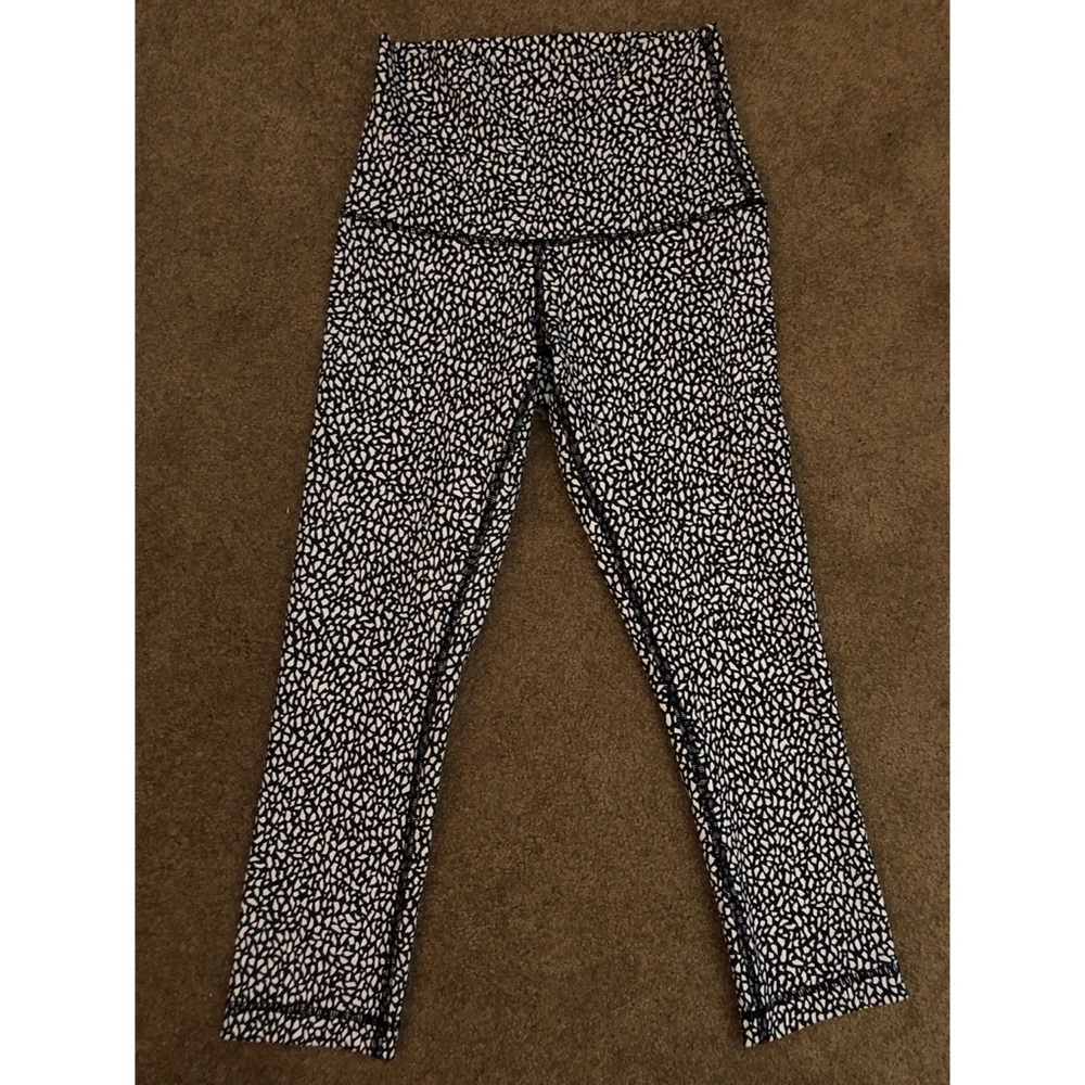 NEVER WORN Lululemon Capri yoga pants